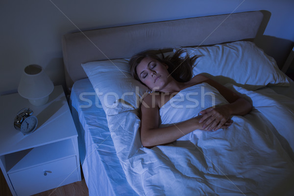 Mujer dormir noche dormitorio femenino Foto stock © wavebreak_media