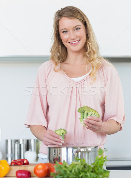 Nő brokkoli konyhapult portré fiatal nő ház Stock fotó © wavebreak_media