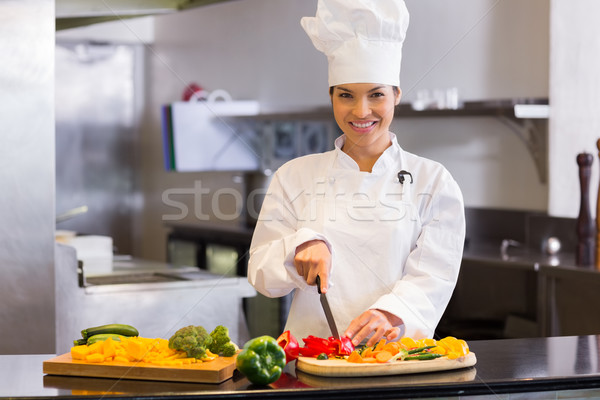 Imagine de stoc: Zâmbitor · femeie · bucătar-şef · legume · bucătărie