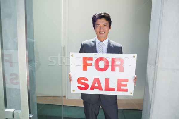 Ingatlanügynök áll bejárati ajtó mutat vásár felirat Stock fotó © wavebreak_media