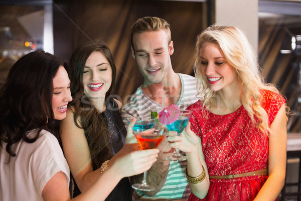 молодые друзей пить вместе Бар коктейль Сток-фото © wavebreak_media