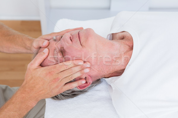 Zdjęcia stock: Człowiek · głowie · masażu · medycznych · biuro · starszy