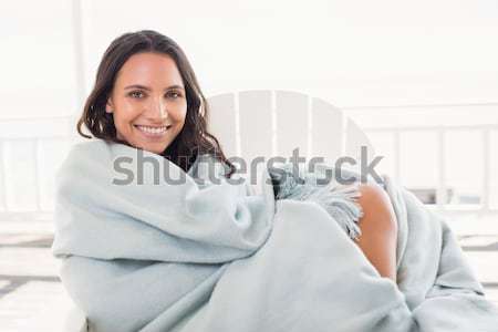 Mooie toevallig vrouw vergadering bank deken Stockfoto © wavebreak_media