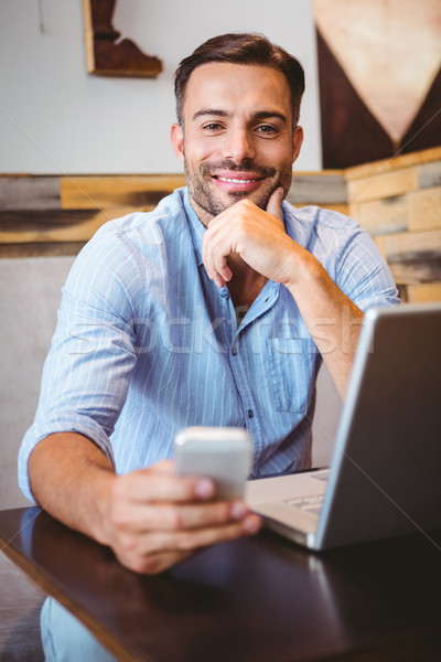 Sorridente empresário usando laptop retrato café Foto stock © wavebreak_media