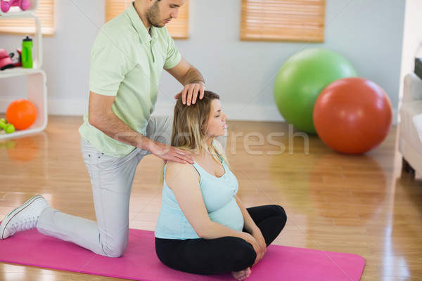 Foto stock: Mujer · embarazada · masaje · cuello · espalda · estudio · cuerpo