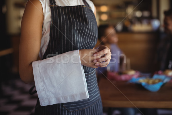 Cameriera tovagliolo piedi ristorante hotel Foto d'archivio © wavebreak_media