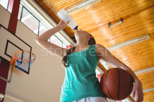 Vrouw drinkwater permanente basketbalveld Stockfoto © wavebreak_media