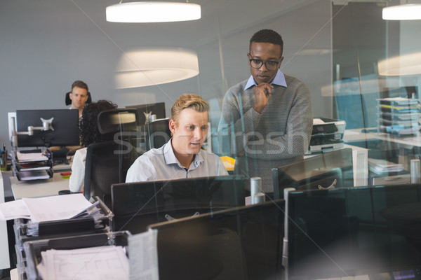 Fókuszált üzlet kollégák dolgozik asztal iroda Stock fotó © wavebreak_media