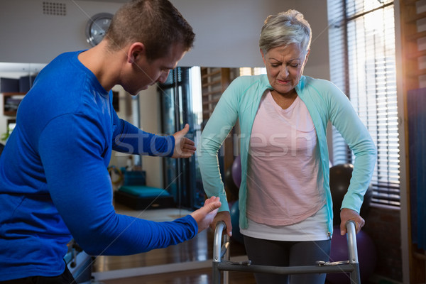 Człowiek pomoc starszy kobieta chodzić zdrowia Zdjęcia stock © wavebreak_media