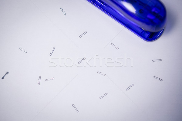 Vue agrafeuse blanche papier bleu plastique [[stock_photo]] © wavebreak_media