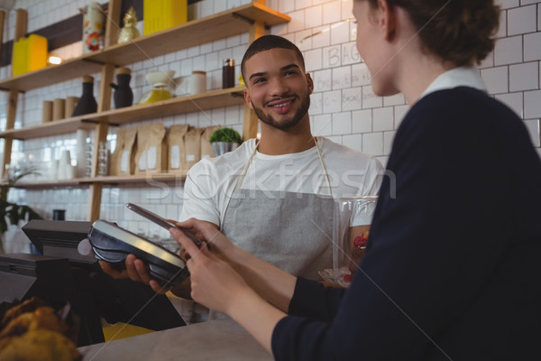 [[stock_photo]]: Jeunes · garçon · carte · de · crédit · lecteur · propriétaire