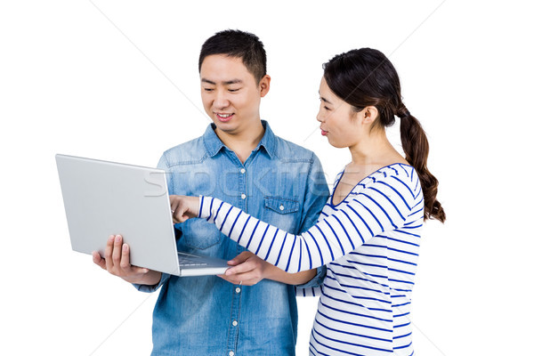 Cuplu folosind laptop alb calculator femeie mână Imagine de stoc © wavebreak_media