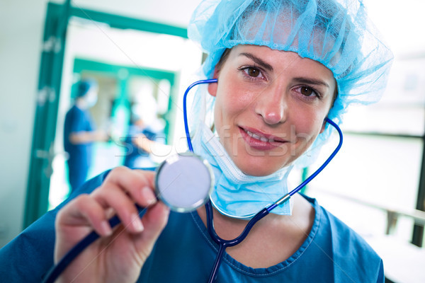 Portret zâmbitor femeie chirurg stetoscop Imagine de stoc © wavebreak_media