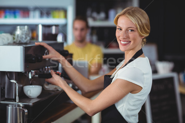 Ritratto sorridere cameriera Cup caffè Foto d'archivio © wavebreak_media
