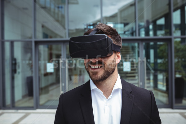 Empresário realidade virtual fone prédio comercial homem Foto stock © wavebreak_media