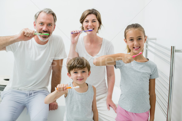 Souriant famille brosse à dents maison portrait [[stock_photo]] © wavebreak_media