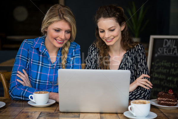 Glimlachend vrouwen met behulp van laptop coffeeshop vrouw gelukkig Stockfoto © wavebreak_media