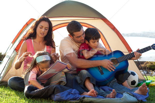 Familie spelen gitaar tent gelukkig gezin vrouw Stockfoto © wavebreak_media