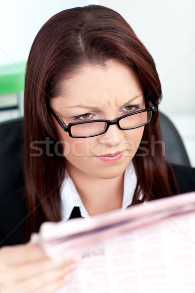 Konzentrierter jungen Geschäftsfrau Lesung Zeitung Büro Stock foto © wavebreak_media