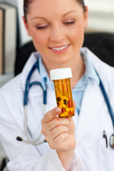 小さな 女性 医師 見える 錠剤 ストックフォト © wavebreak_media