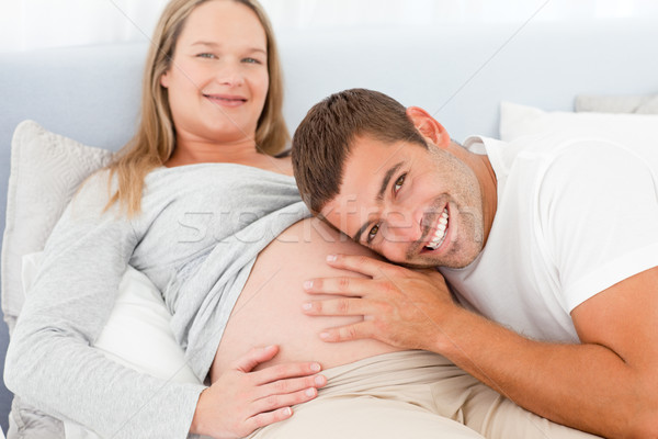 Portrait homme écouter ventre enceintes femme [[stock_photo]] © wavebreak_media