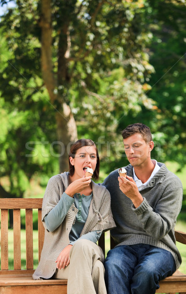 商业照片: 情侣 ·吃· 冰淇淋 · 女子 · 夏天 · 绿色