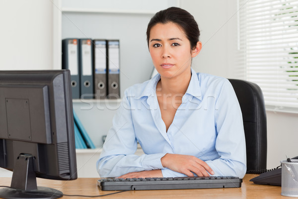 Bonne recherche femme posant séance bureau ordinateur Photo stock © wavebreak_media