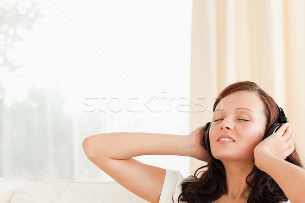 Foto stock: Relaxante · mulher · ouvir · música · sala · de · estar · computador · música