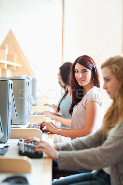 Porträt lächelnd Studenten Computer Zimmer Frau Stock foto © wavebreak_media