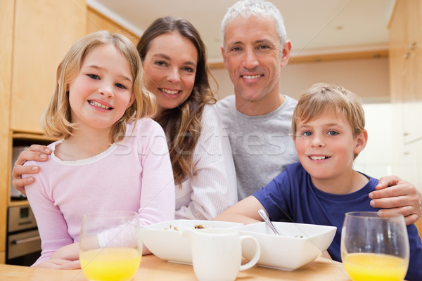Sorridente família café da manhã cozinha casa Foto stock © wavebreak_media