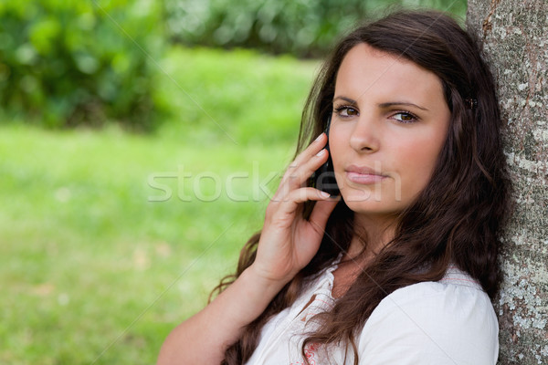 Foto stock: Jovem · sério · menina · chamada · celular · sessão