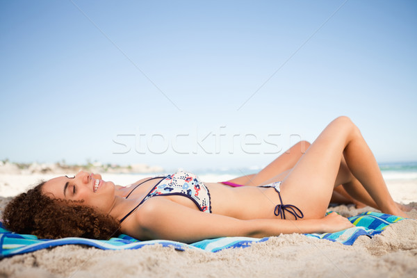 Młodych uśmiechnięta kobieta ręcznik plażowy przyjaciela morza znajomych Zdjęcia stock © wavebreak_media