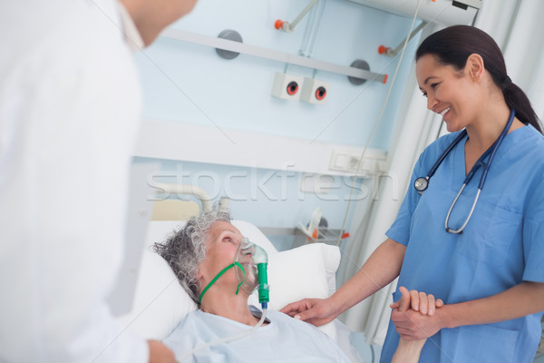 Foto stock: Enfermeira · sorridente · paciente · tocante · mão · hospital