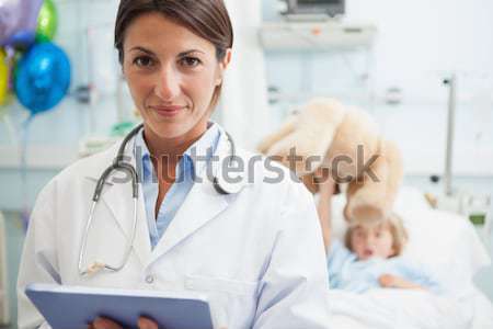 Foto stock: Médico · enfermeira · sorridente · criança · hospital · saúde