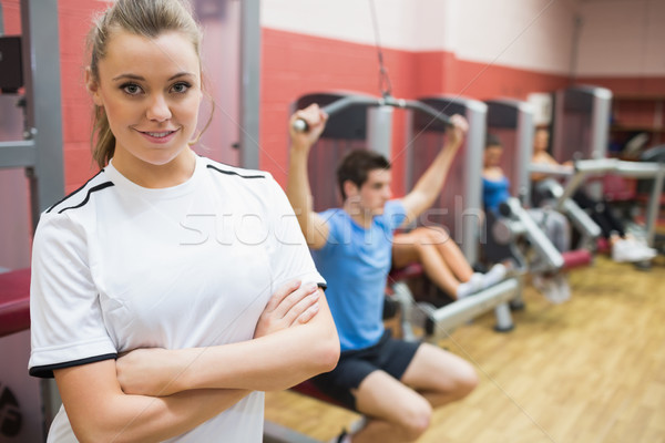 Foto stock: Mujer · los · brazos · cruzados · pie · fitness · estudio · gimnasio