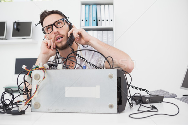 Bosszús számítógép mérnök készít hívás iroda Stock fotó © wavebreak_media