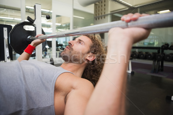 Jungen muskuläre Mann Heben Langhantel Fitnessstudio Stock foto © wavebreak_media