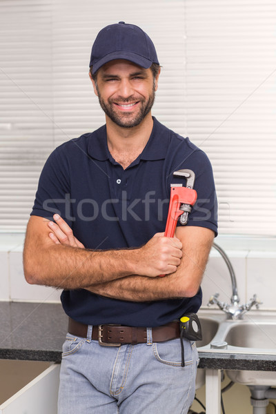 Encanador sorridente câmera cozinha homem feliz Foto stock © wavebreak_media