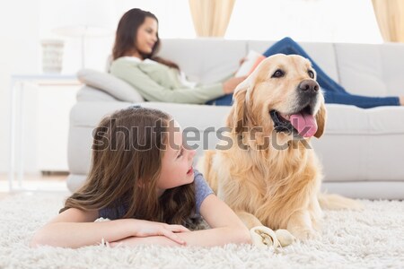 Fille chien tapis maison portrait fille heureuse [[stock_photo]] © wavebreak_media