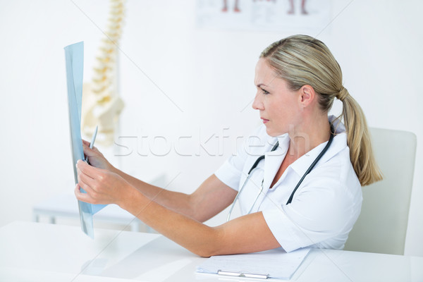 Yoğunlaşmak doktor bakıyor tıbbi ofis kadın Stok fotoğraf © wavebreak_media