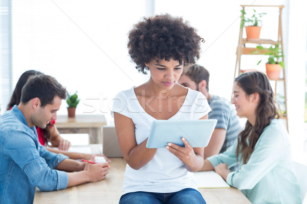 Collègues utilisant un ordinateur portable comprimé bureau groupe jeunes [[stock_photo]] © wavebreak_media