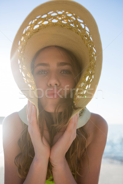 Portret jonge vrouw strand blauwe hemel Stockfoto © wavebreak_media