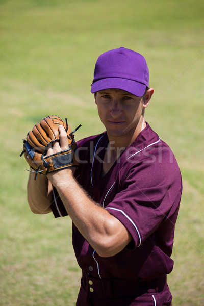 Portret jucator de baseball mănuşi în picioare câmp Imagine de stoc © wavebreak_media