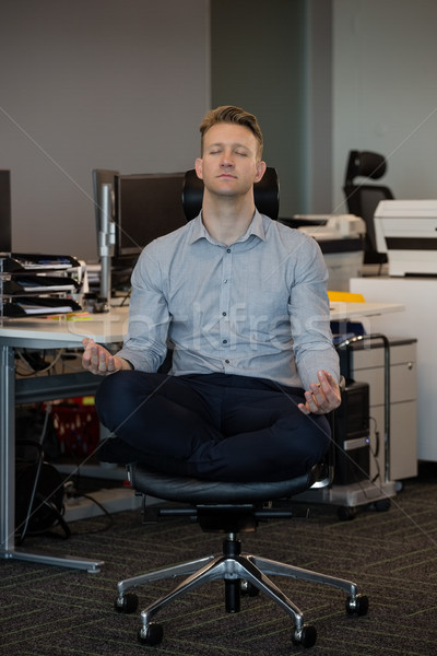 Ejecutivo meditando escritorio oficina hombre yoga Foto stock © wavebreak_media