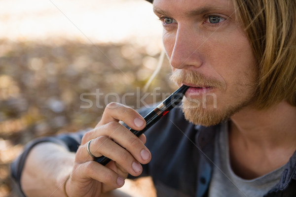 Férfi dohányzás elektronikus cigaretta park figyelmes Stock fotó © wavebreak_media