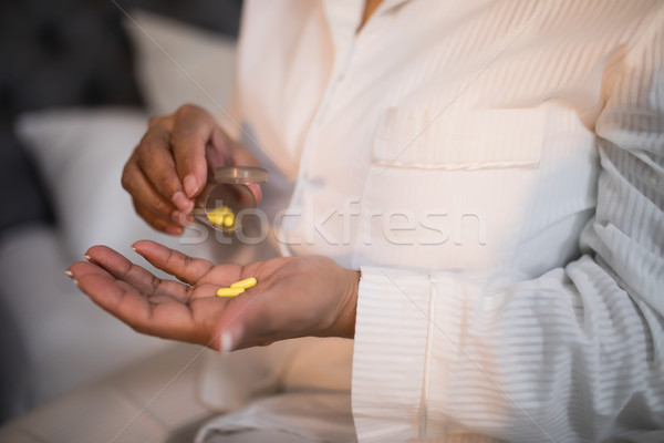 Mujer toma pastillas dormitorio familia Foto stock © wavebreak_media