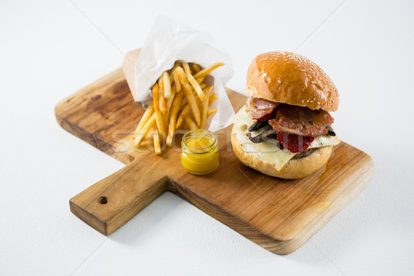 Magasról fotózva kilátás hamburger sültkrumpli mártás vágódeszka Stock fotó © wavebreak_media
