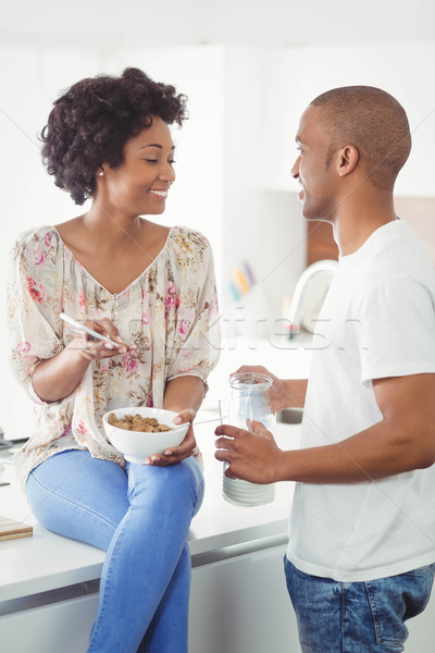 Feliz Pareja comer desayuno cocina Foto stock © wavebreak_media