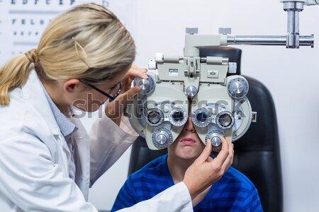 Atento optometrista clínica homem médico Foto stock © wavebreak_media