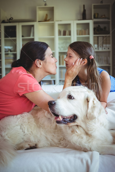 Foto stock: Madre · hija · sesión · mascota · perro · salón